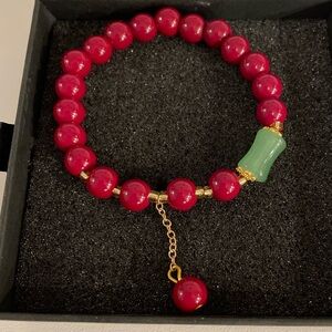 Cinnabar beaded Bracelet with jade accent and gold beads. NIB